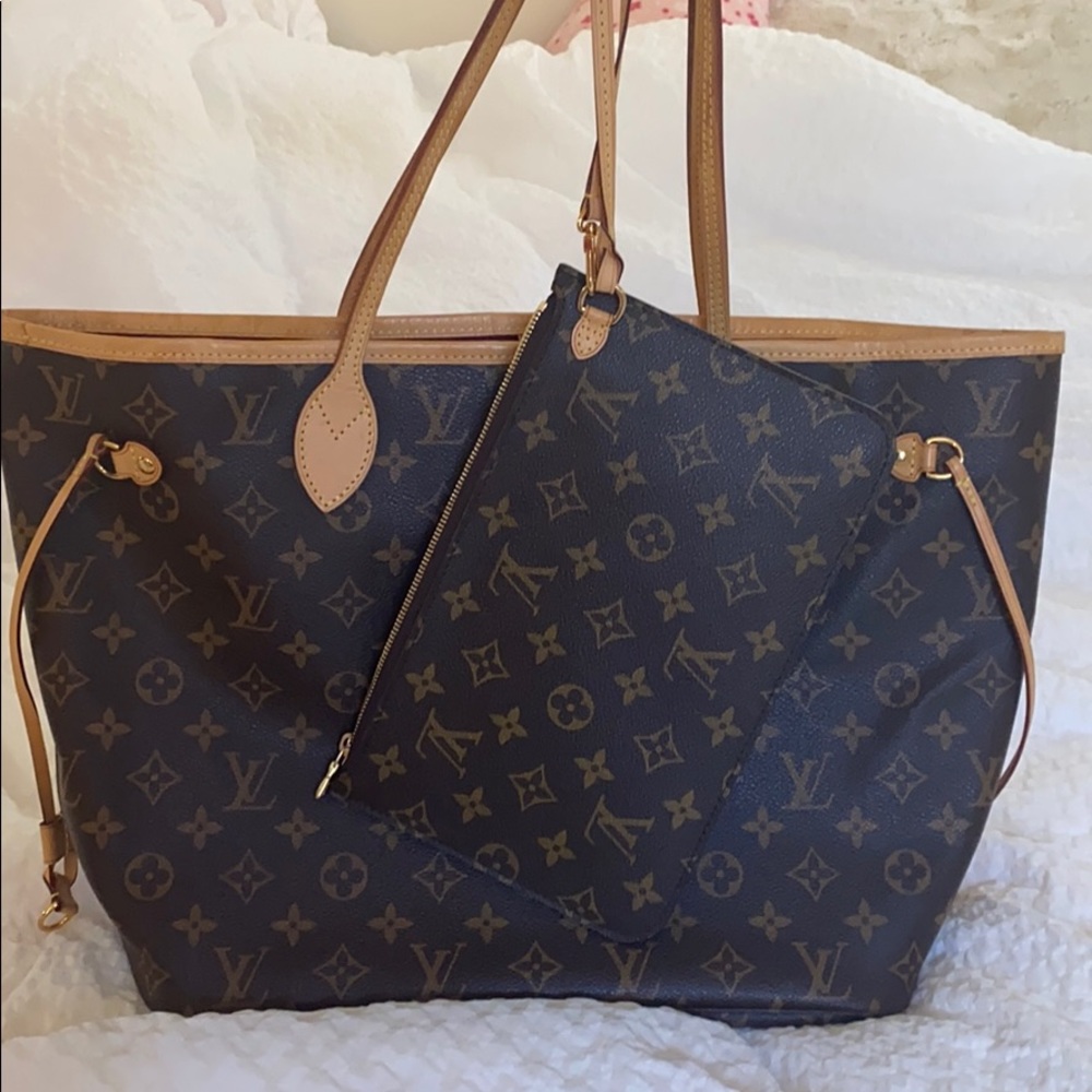 Louis Vuitton Neverfull Monogram Tote MM (w pouch)